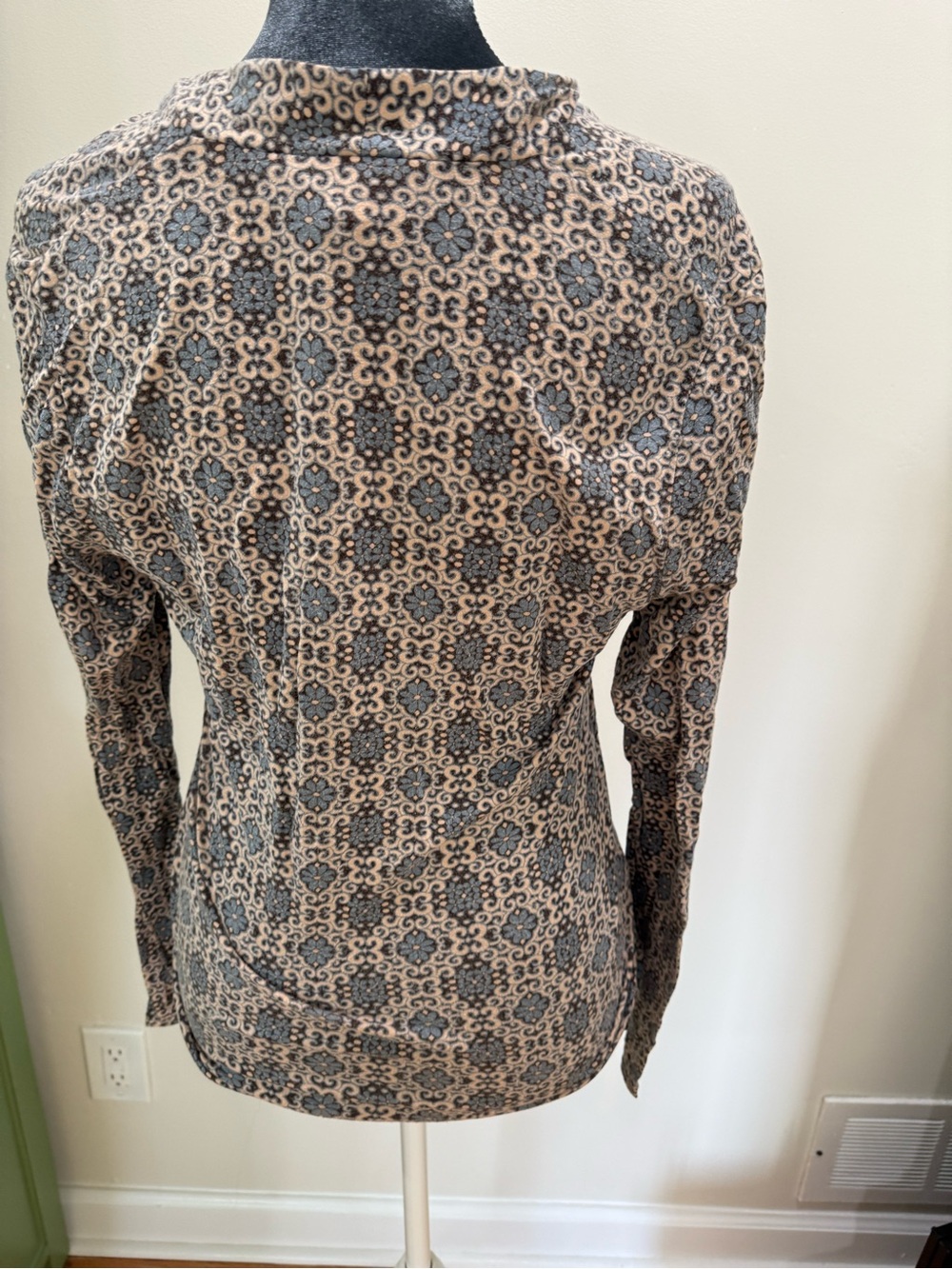 Ann Taylor Beige and Blue Printed Knit top, Surplice Long-Sleeve Top - Picture 5 of 7
